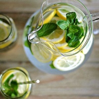 Вода с лимон, мента и джинджифил чисти мазнините в тялото